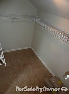 Master Walk-in Closet : 5'8" x 8'10"