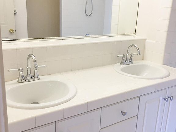 3rd image of 315 Dunsmuir Ter