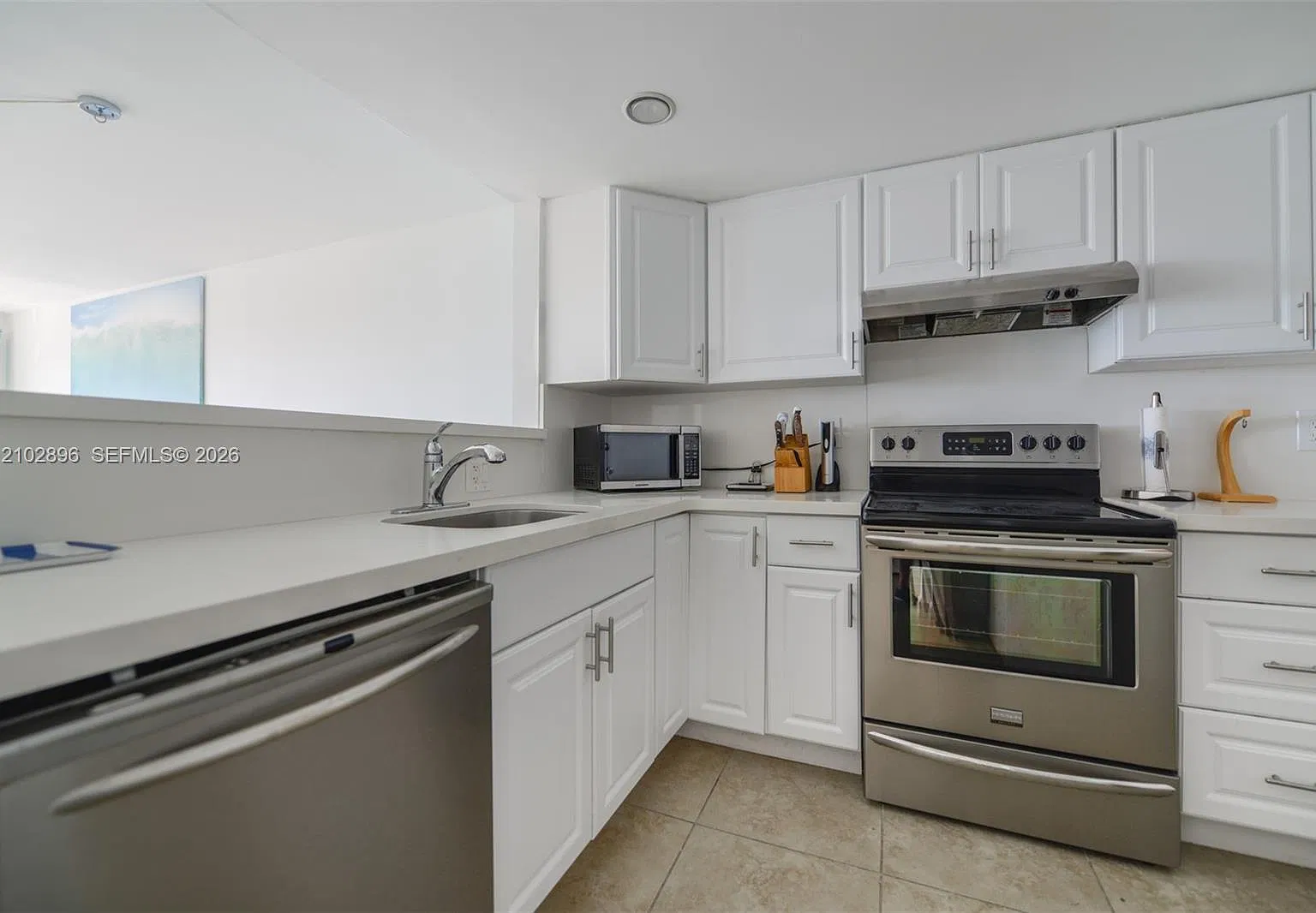 Carlton Tower Condo — Photo 4