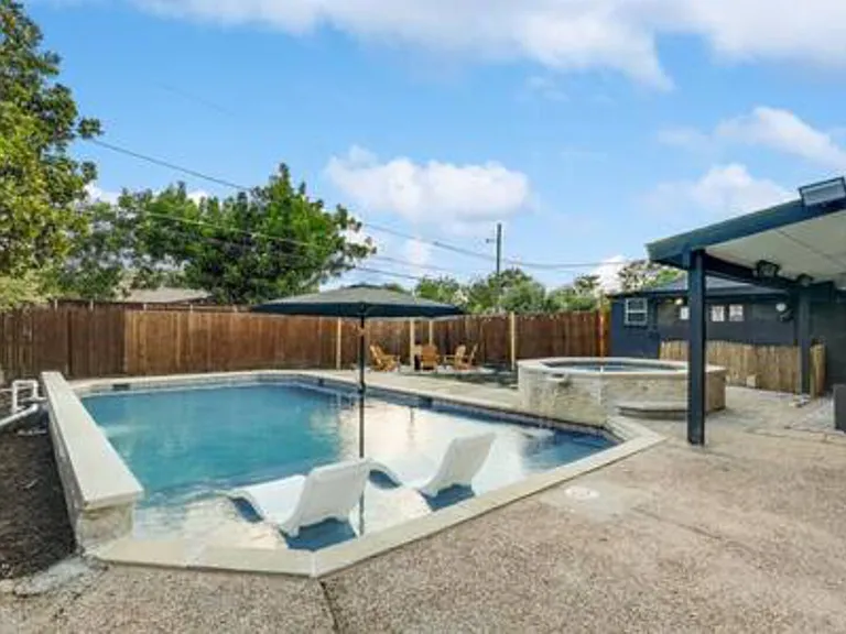 Darvany Dr — Photo 39