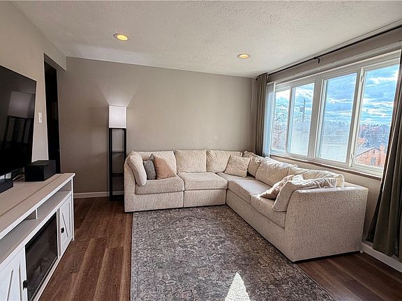 3rd image of 415 Dennison Dr