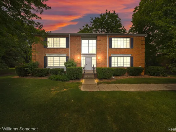 739 E Fox Hills Dr, Bloomfield Hills, MI 48304