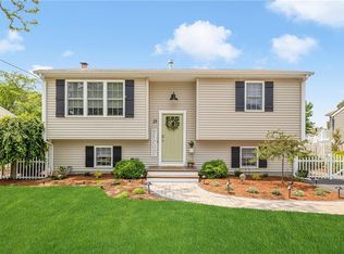 25 Gateway Ct, Warwick, RI 02889