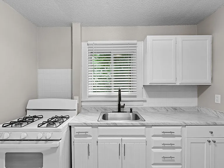 2936 N Hanley Rd — Photo 15