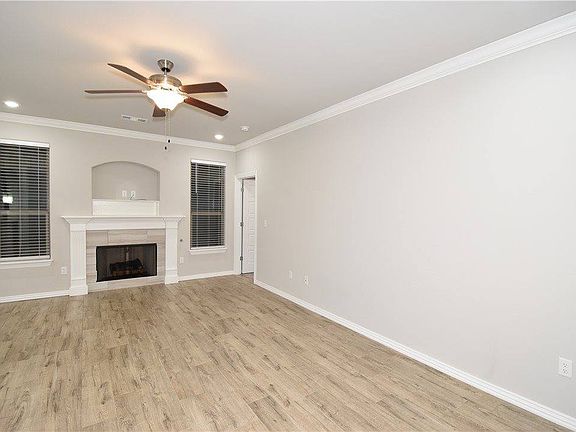 2nd image of 931 Lakeview Dr