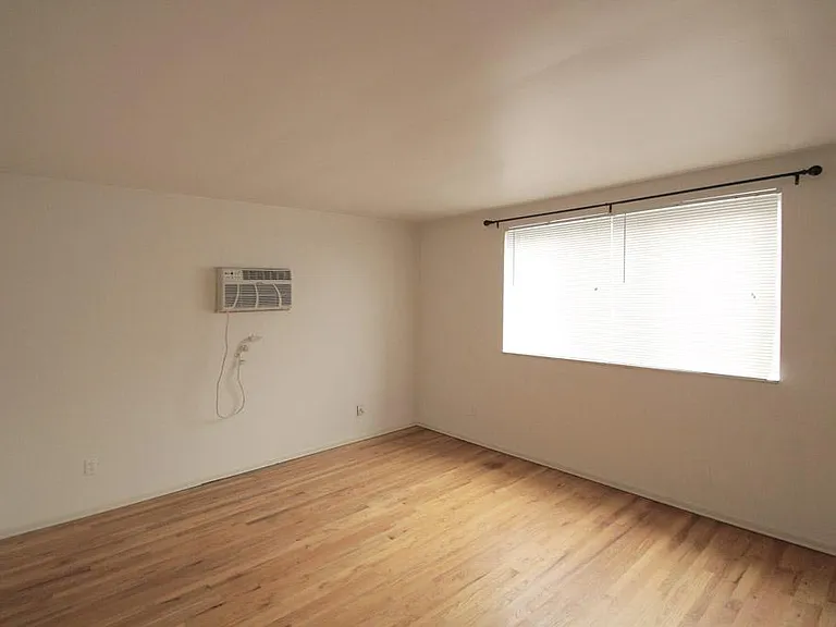 426 Franklin Ave #24 — Photo 2