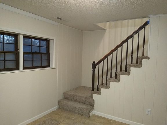 4th image of 210 Valley View Dr