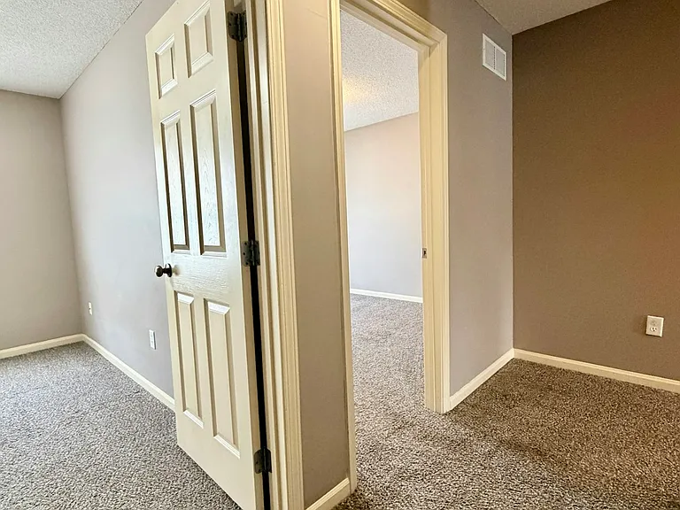 224 N Hedge Ln — Photo 15