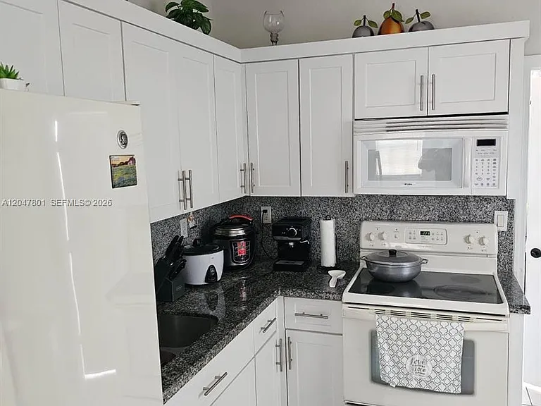 7565 N Augusta Dr — Photo 2