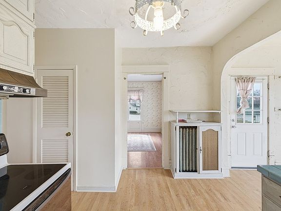 5th image of 115 College Ave