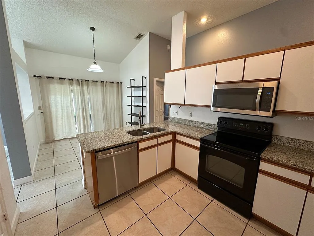 3 bed, 2.0 bath, 1444 sqft, $2,495 — Photo 4