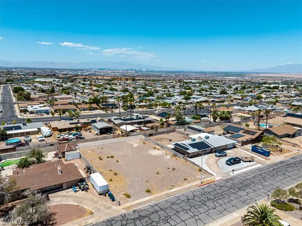 835 Park Ln, Henderson, NV 89015