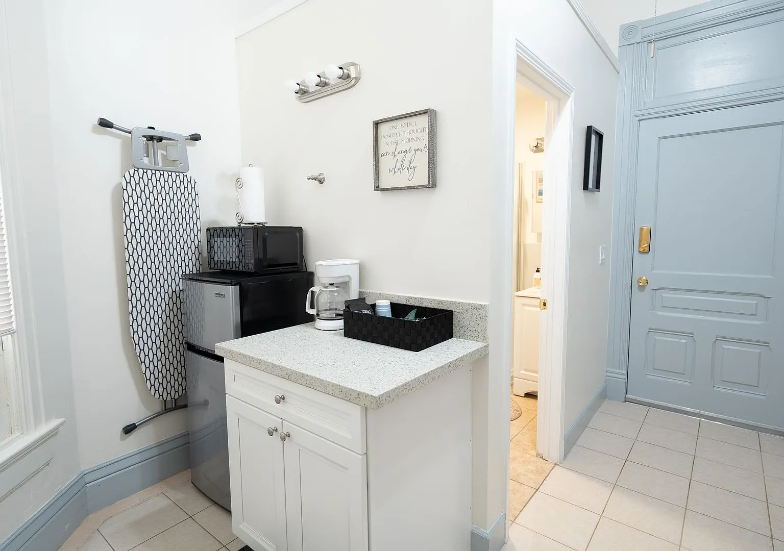 Furnished Studio for Rent in Historic Downtown Cole Block Building — Photo 4