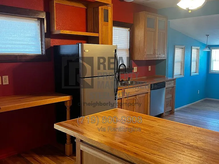 1520 E 8th St — Photo 9