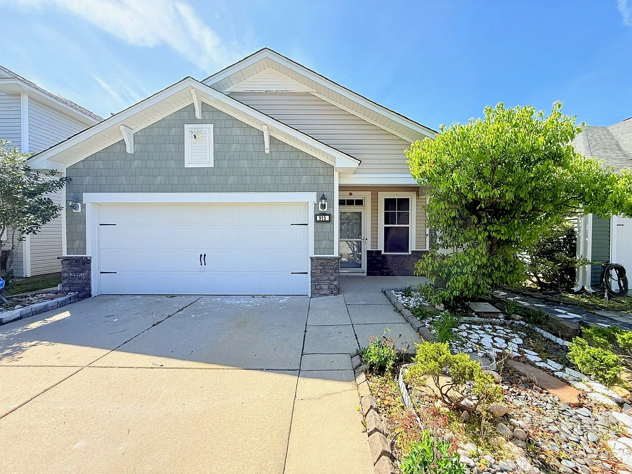 4 bed, 2500 sqft, $2,150 — Photo 3