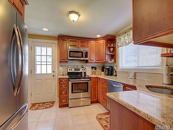 4th image of 18 Highland St W