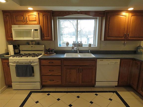 3rd image of 2752 E Skinner Lake Dr N