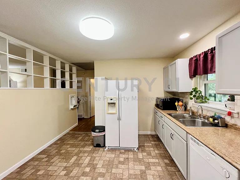 310 W 15th St — Photo 17