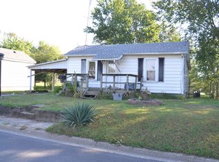 381 S 8th St, Albion, IL 62806