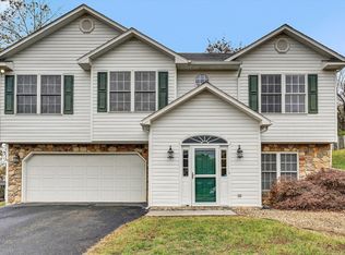 1619 Bush Farm Dr, Vinton, VA 24179