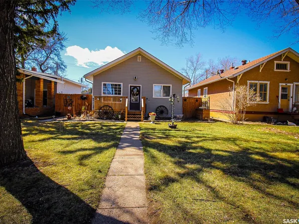 531 1st Street E, Shaunavon, SK S0N 2M0