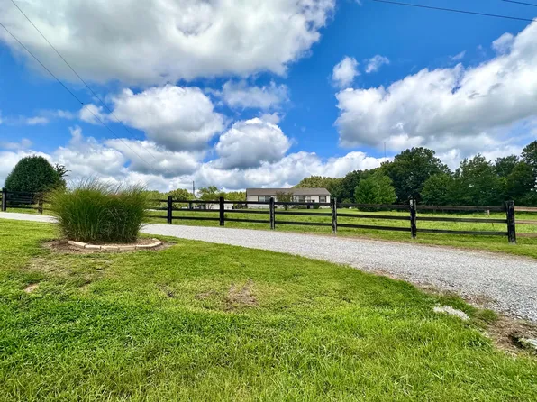 4137 Oak Mound Ln, Flora, IL 62839