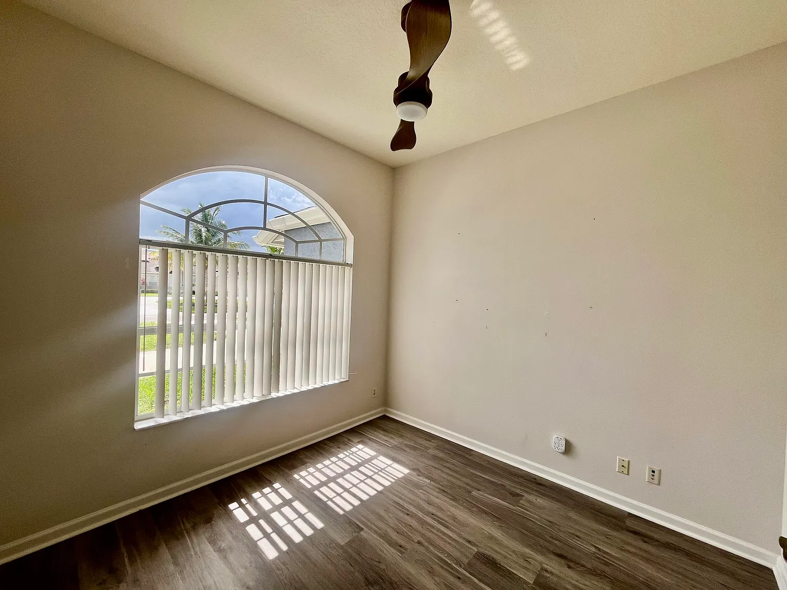 3 bed, 2.0 bath, 2084 sqft, $3,150 — Photo 3