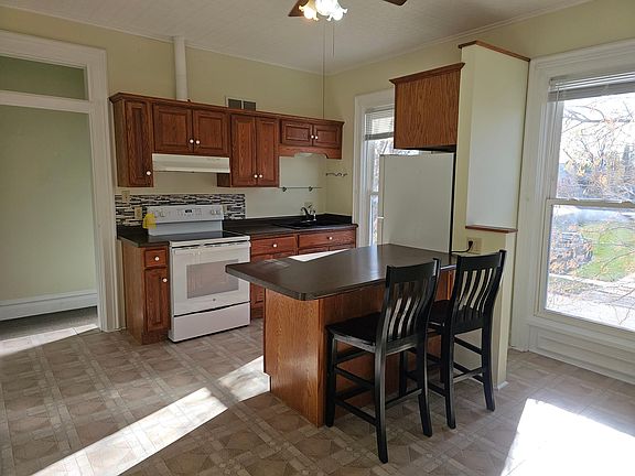 4th image of 624 E 2nd St
