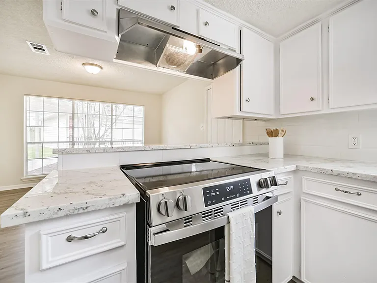 1011 Baltic Ln — Photo 13