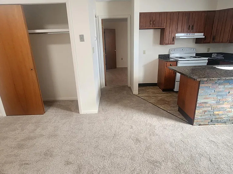 400 Broad St #4 — Photo 4