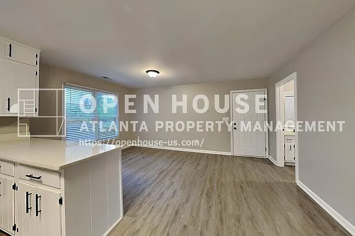 1100 Lake Dr — Photo 6