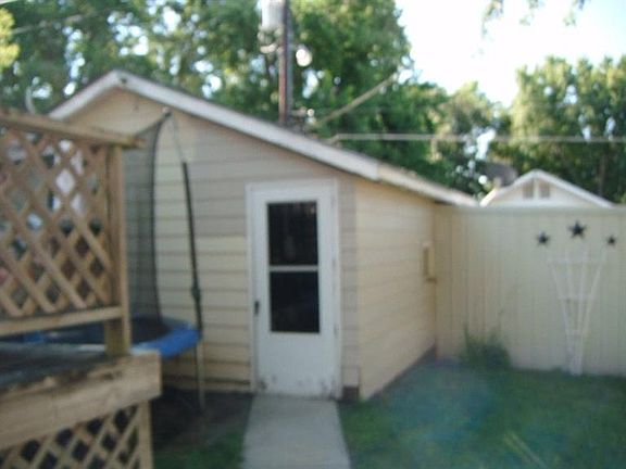 4th image of 408 Huntress St