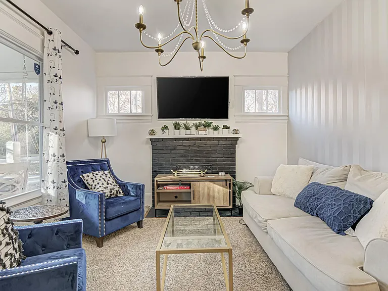 306 W Lexington Ave — Photo 9