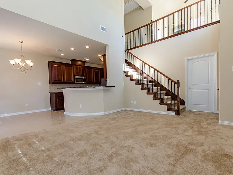 1940 Argyle Ln — Photo 5