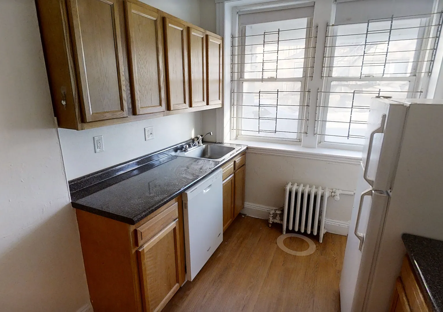 Avl NOW - No Fee! Split-style 2BR apartment near B/C trains — Photo 2