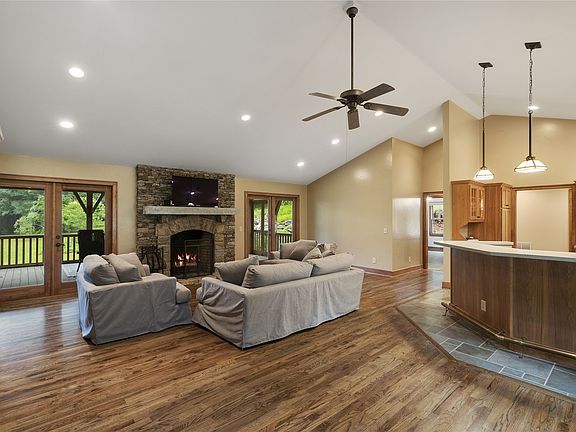 3rd image of 611 Blue Valley Road