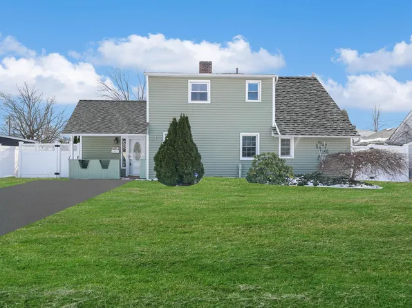 4 South Lane, Levittown, NY 11756