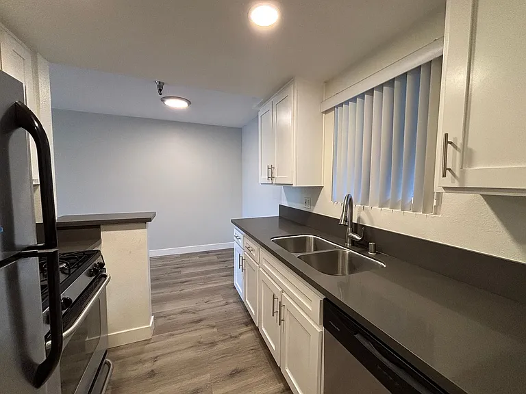 110 S Sweetzer Ave — Photo 38