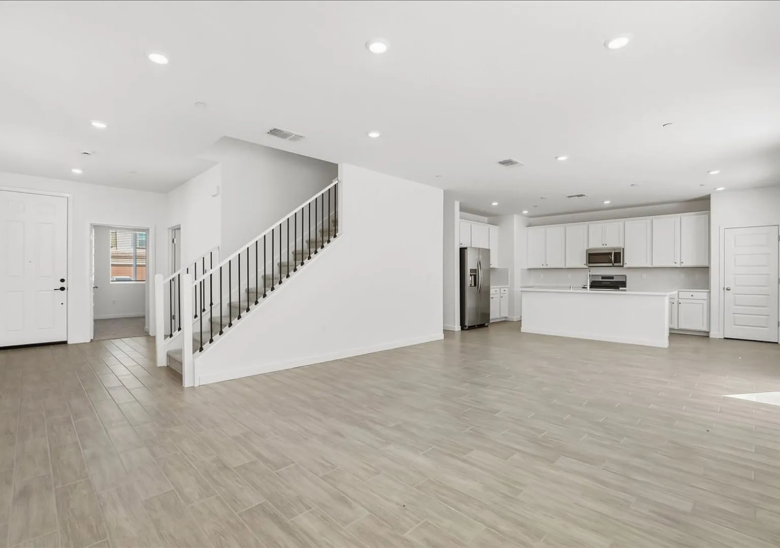 1052 Lost Creek Ranch Dr — Photo 3