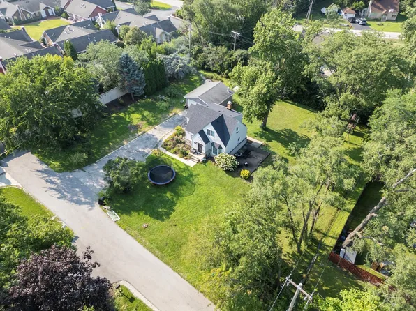 313 83rd St, Willowbrook, IL 60527