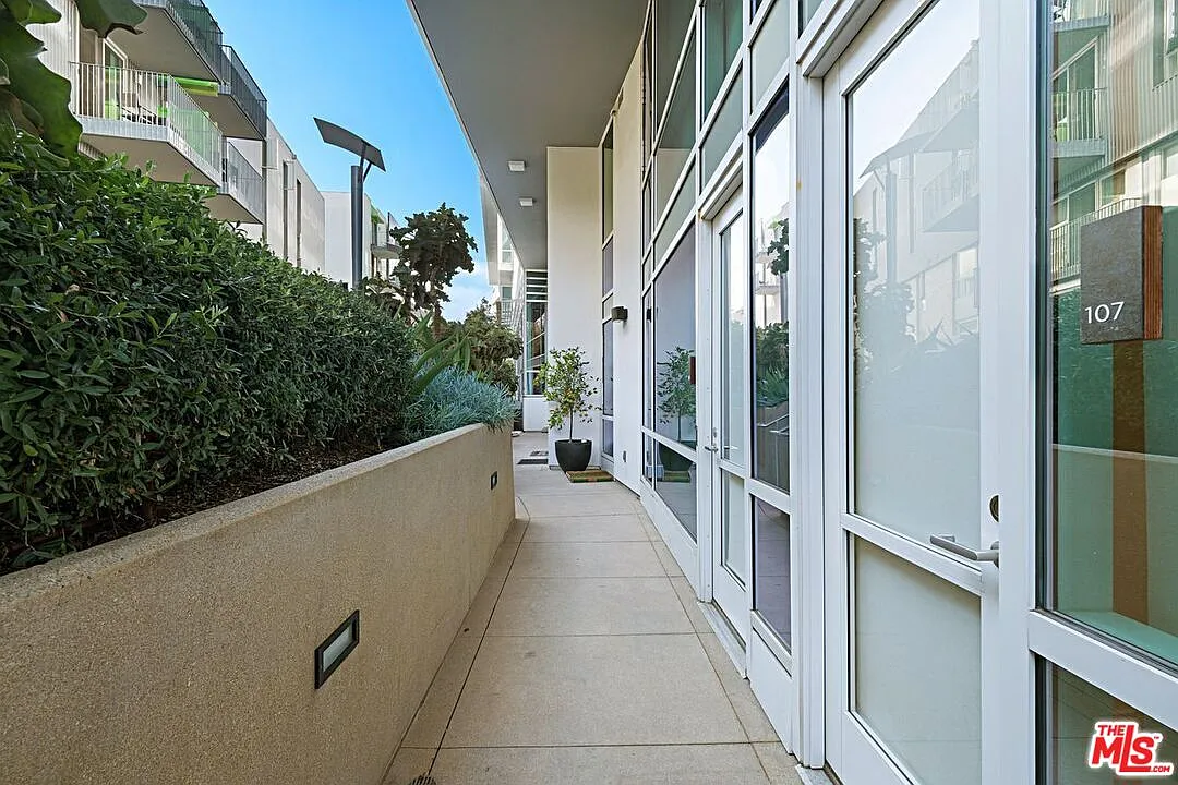2 bed, 2.0 bath, 1439 sqft, $6,000 — Photo 3