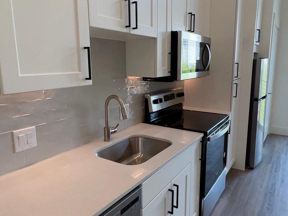 1st image of 824 W 12th St #505