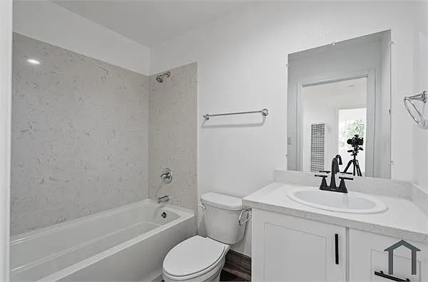 107 3rd St #B — Photo 4