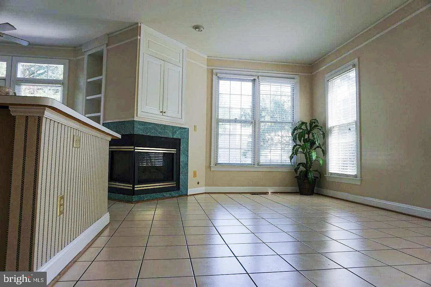 3 bed, 3.5 bath, 2016 sqft, $3,800 — Photo 4