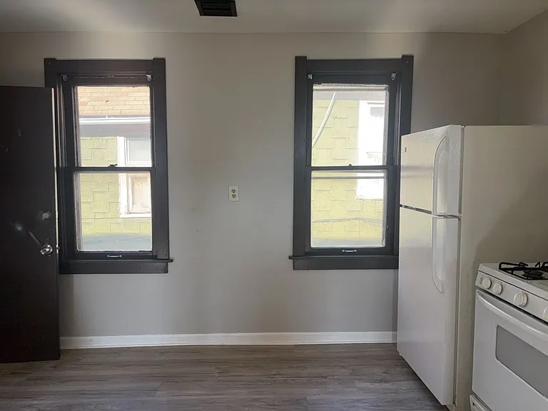 3621 Sackett Ave — Photo 8