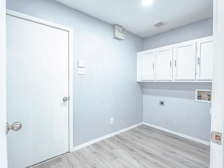 1506 Trowbridge St — Photo 15