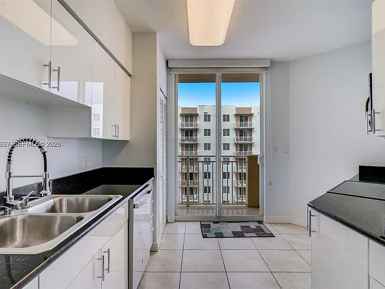 2425 SW 27th Ave #806 — Photo 13