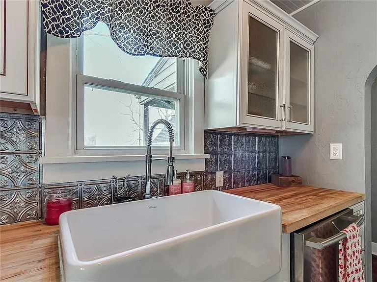2505 NW 22nd St — Photo 3