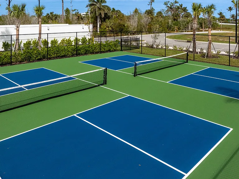 Imperial Crossing Luxury Apartment Homes outdoor pickleball court.