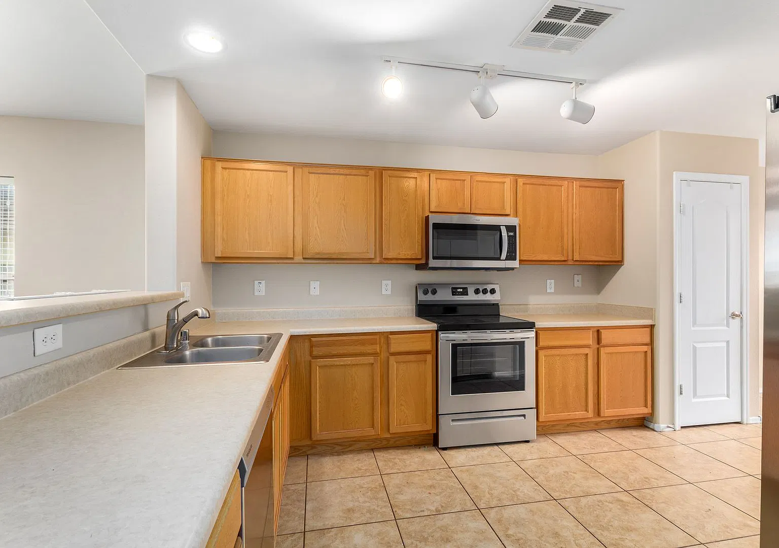Excellent area of Goodyear! Like new inside! — Photo 4